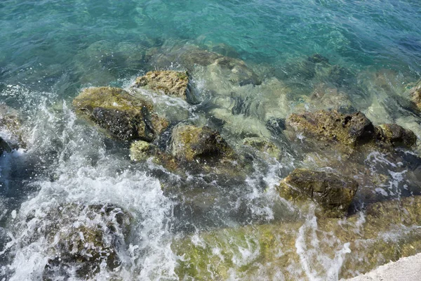 Захватывающий Вид Море Огромными Скалами — стоковое фото