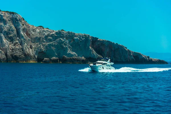 denizde kayalar ve mavi gökyüzü hareketli tekne