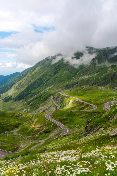 Faszinierende Natur Bergblick Mit Viel Grün Und Blauem Bewölkten Himmel — Stockfoto