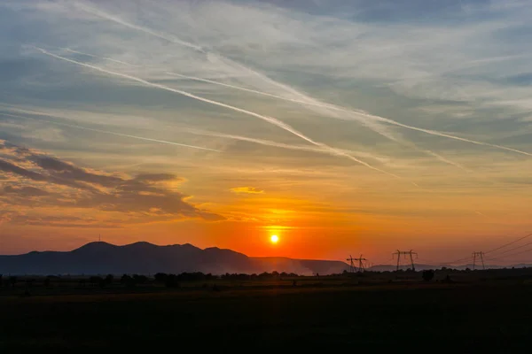 Paisaje Nuboso Vívido Con Sol Poniente Sobre Montañas Distantes — Foto de Stock