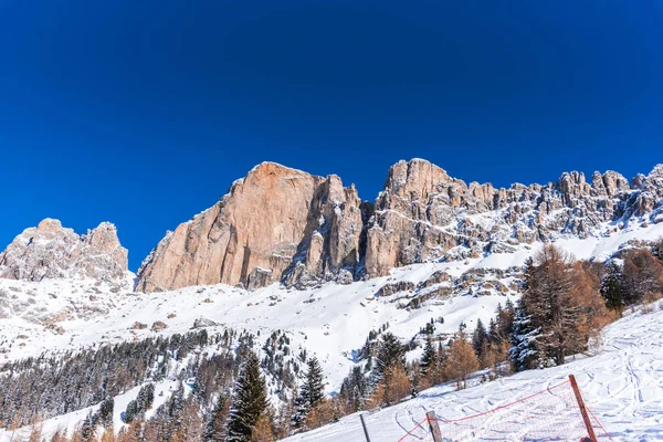 Vista Incrível Montanha Coberta Com Neve Fofa — Fotografia de Stock