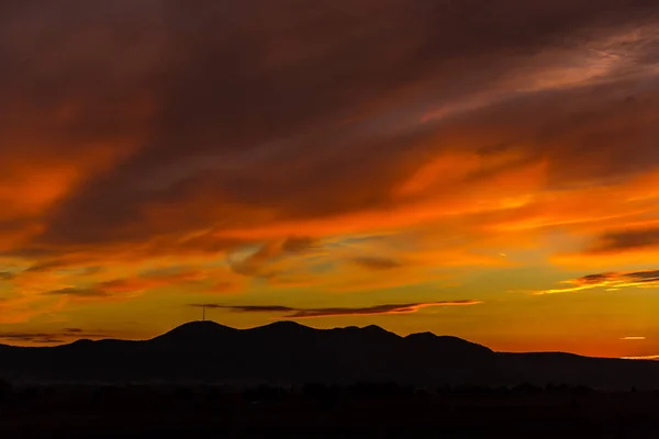 Laranja Colorido Céu Por Sol Sobre Colinas — Fotografia de Stock