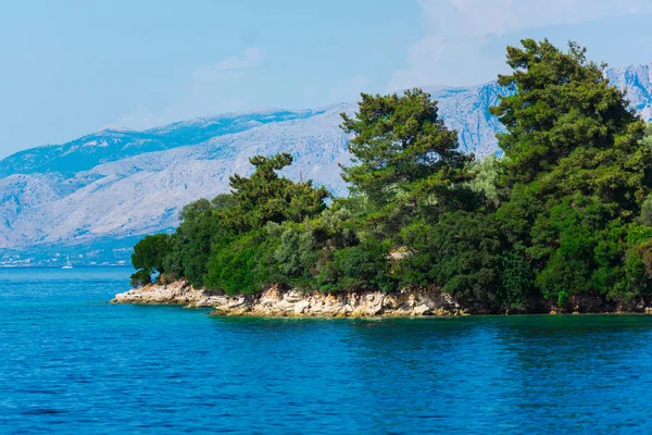 Vista Área Costeira Coberta Vegetação Exuberante Com Mar Céu Azul — Fotografia de Stock