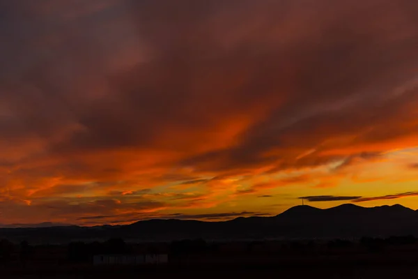 Orangefarbener Sonnenuntergangshimmel Über Hügeln — Stockfoto