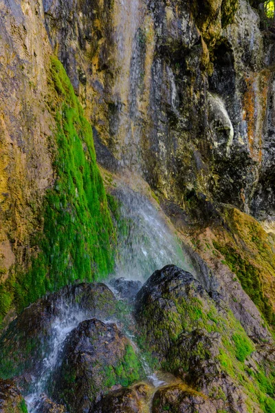 Incrível Cachoeiras Vista Com Rochoso Montanha Fundo — Fotografia de Stock
