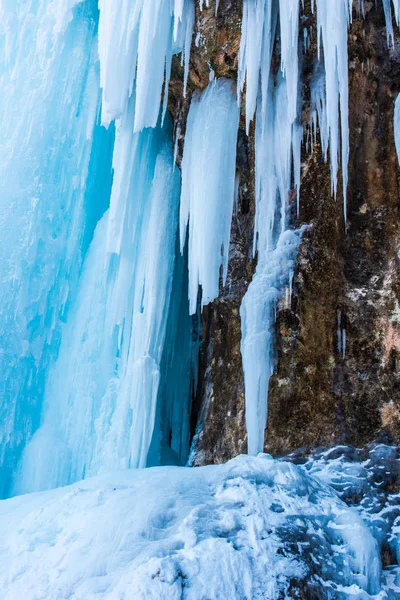 Величезні Холодні Бурульки Фоні Природи — стокове фото