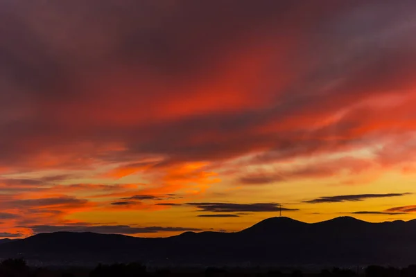 Cielo Anaranjado Puesta Sol Sobre Colinas —  Fotos de Stock