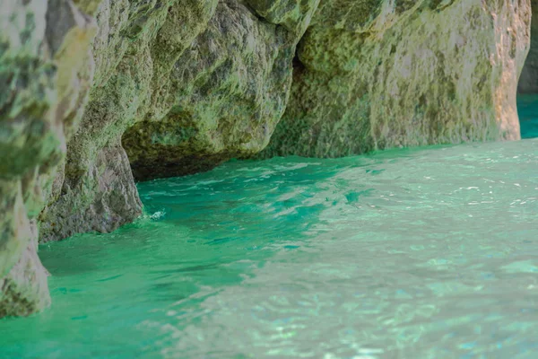 Mavi Lagün Ile Büyüleyici Doğa Kayalık Görünümü — Stok fotoğraf