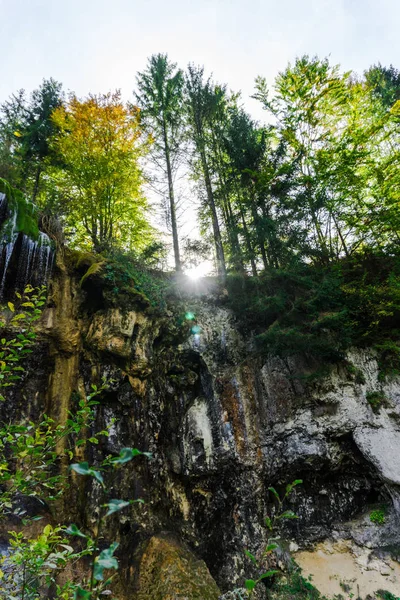 Increíble Vista Cascadas Con Fondo Rocoso Montaña —  Fotos de Stock