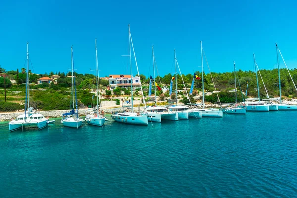 Nautische Vaartuigen Afgemeerd Zee Buurt Van Kust — Stockfoto