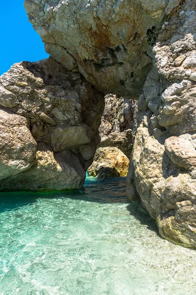 Büyük Kayalar Büyüleyici Doğal Deniz Manzaralı — Stok fotoğraf