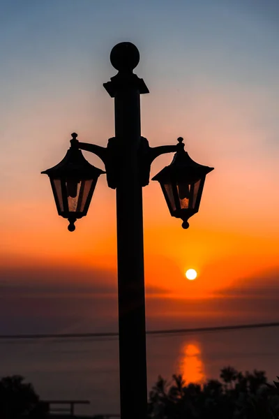 Dramatik Günbatımı Gökyüzüne Karşı Fener — Stok fotoğraf