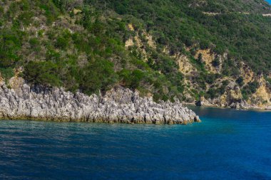 Yeşillik ve tünel ile etkileyici doğa dağ manzaralı