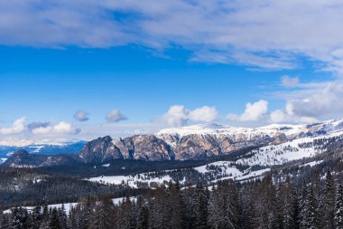 Kabarık karla kaplı dağ manzaralı şaşırtıcı