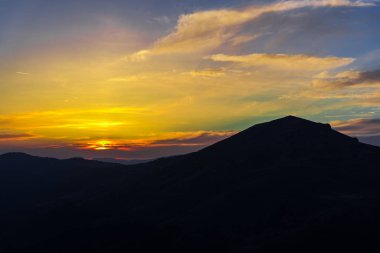 Bulutlu gökyüzü arka plan şaşırtıcı doğa manzaralı
