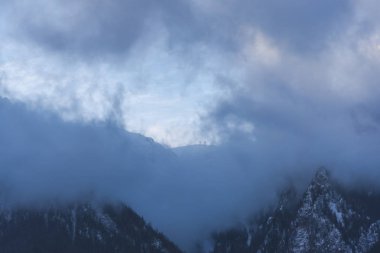 Bulutlu gökyüzü arka plan şaşırtıcı doğa manzaralı