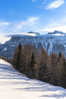 Kabarık karla kaplı dağ manzaralı şaşırtıcı