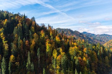 Yeşil ve mavi bulutlu gökyüzü ile büyüleyici doğa dağ manzaralı