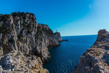 deniz ve mavi gökyüzü ile kayaya uzak deniz feneri