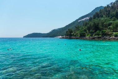 Mavi lagün büyüleyici doğa manzaralı