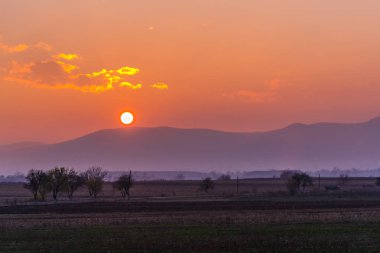 dağların üzerinde güzel gün batımı gökyüzü 