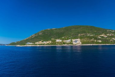 Büyüleyici doğa dağ manzaralı yeşillik ile