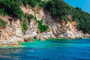Görünüm kıyı Tepesi'nin deniz ve mavi gökyüzü ile gür yeşilliklerle kaplı