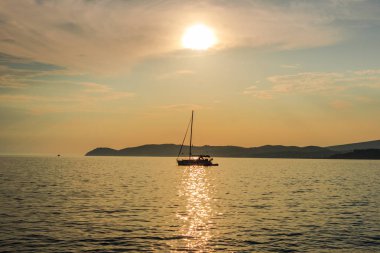 Yalnız tekne ile büyüleyici doğa okyanus görmek