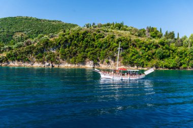 Ağaçlar ve mavi gökyüzü ile büyüleyici doğa Dağ Manzaralı