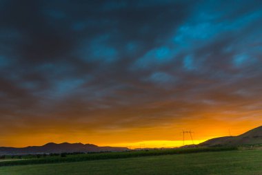 Bulutlu gökyüzü arka plan şaşırtıcı doğa manzaralı