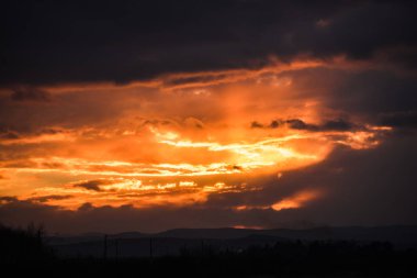 Bulutlu gökyüzü arka plan şaşırtıcı doğa manzaralı