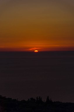Sescape üzerinde dramatik günbatımı gökyüzü
