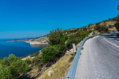 tepede asfalt yol ve deniz suyu görünümü 