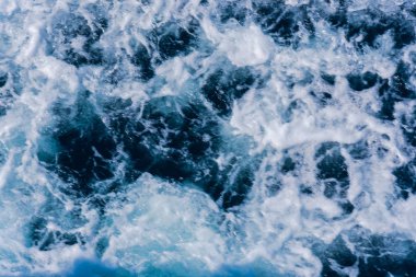 Büyüleyici doğal dalgalı mavi deniz manzaralı 