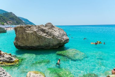 Büyük kayalar büyüleyici doğal deniz manzaralı