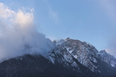 Bulutlu gökyüzü arka plan şaşırtıcı doğa manzaralı