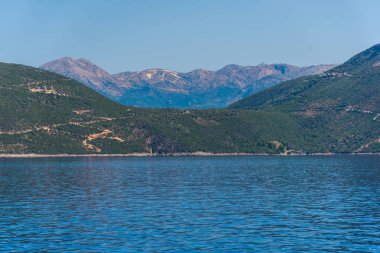 ısmarlayarak deniz, yeşil tepeler ve mavi gökyüzü
