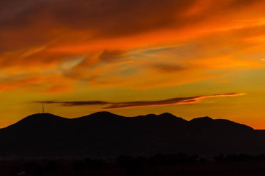 turuncu günbatımı gökyüzü tepeler üzerinde renkli.