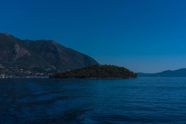 Dağ arka plan ile pürüzsüz oldukça okyanusun büyüleyici görünümü