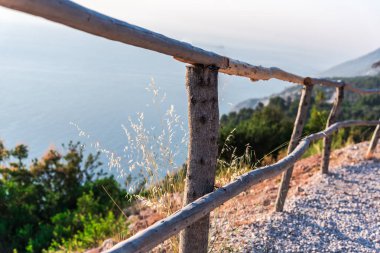 Gün batımı ışığı altında eski ahşap çit