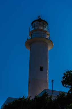 Deniz feneri mavi gökyüzü arka plan ile bina