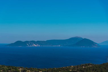 Dağları ile çevrili Bay pitoresk genel bakış