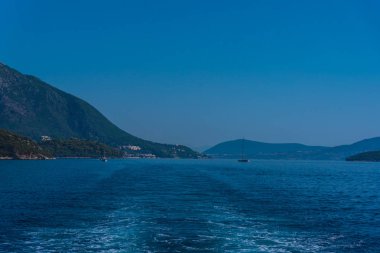 deniz suyu ve dağlar ile ada teknegörünümü 