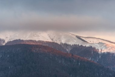 Bulutlu gökyüzü arka plan şaşırtıcı doğa manzaralı