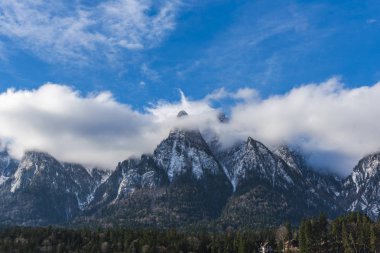 Bulutlu gökyüzü arka plan şaşırtıcı doğa manzaralı