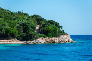 Görünüm kıyı Tepesi'nin deniz ve mavi gökyüzü ile gür yeşilliklerle kaplı