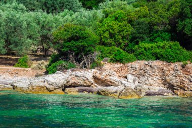 Büyüleyici doğal mavi deniz manzaralı 
