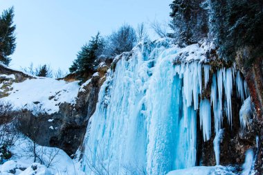 Doğa arka plan üzerinde büyük soğuk buz sarkıtları