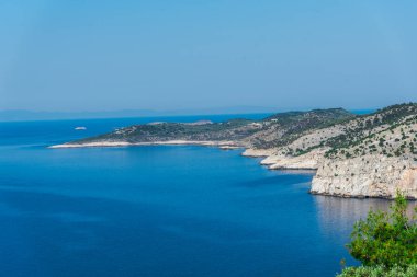 Büyüleyici doğa okyanus manzarası Dağları ile