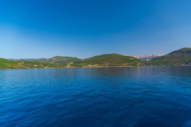 ısmarlayarak deniz, yeşil tepeler ve mavi gökyüzü